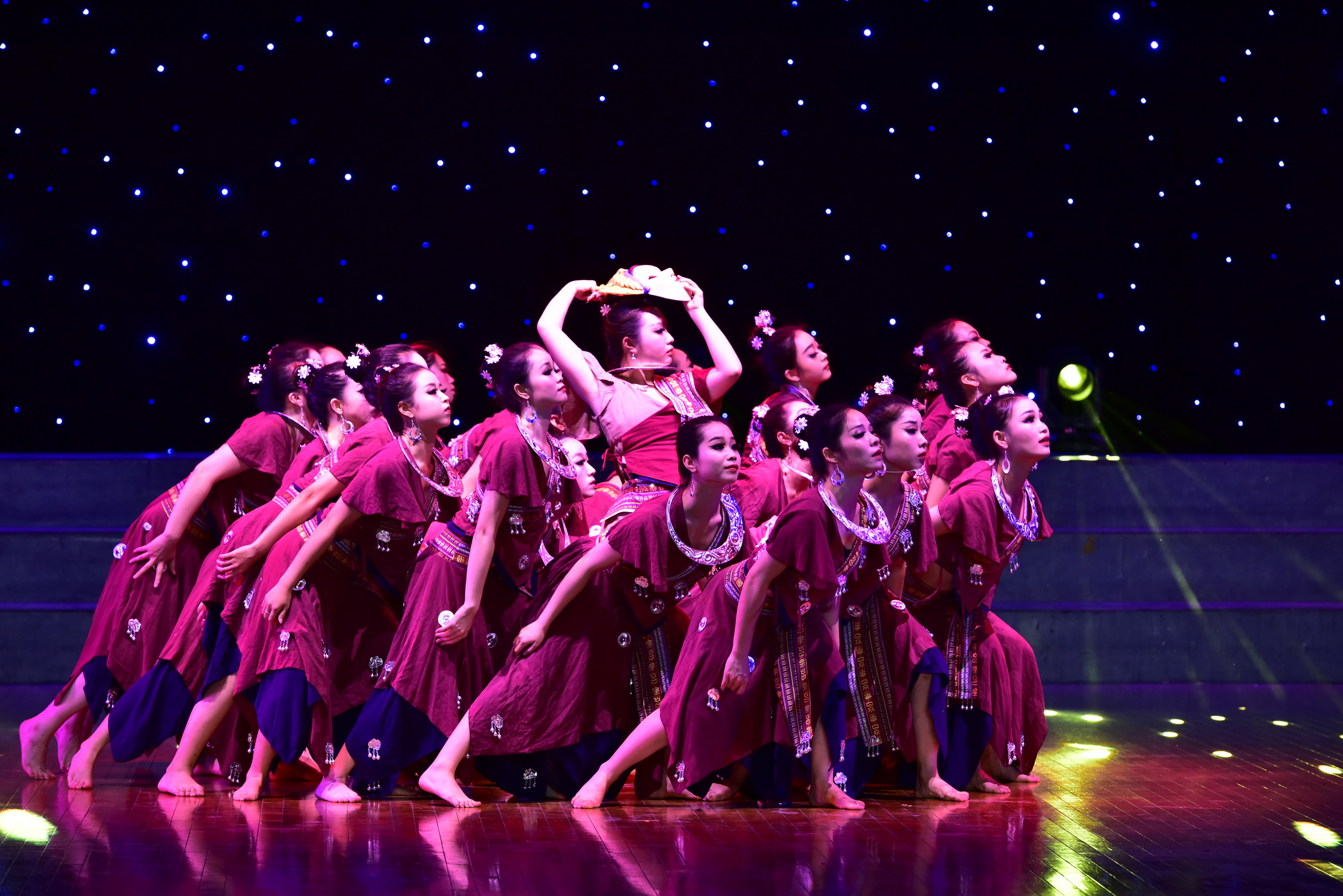 我院舞蹈学2021届学生毕业汇报专场晚会在学校顺利举行